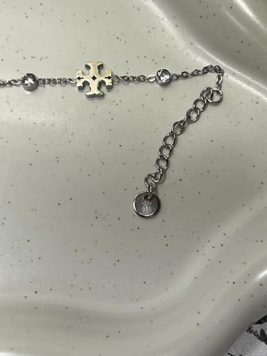 إسوارة TORY BURCH معدن فضي بفصوص