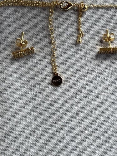 سلسال مع حلق FENDI معدن ذهبي