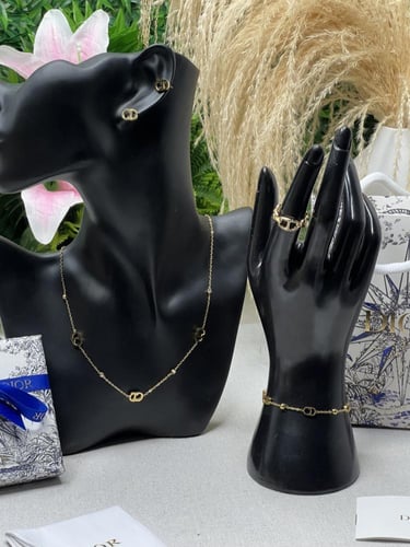 طقم Dior ذهبي