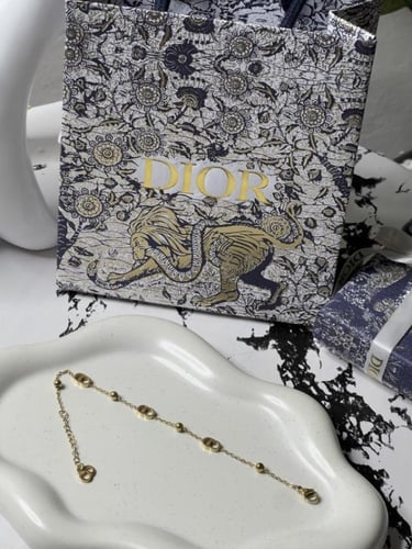 إسوارة Christian Dior ذهبي