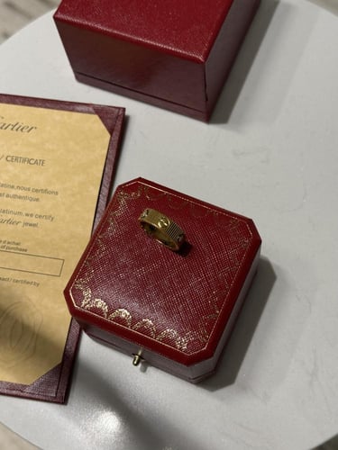 خاتم cartier ذهبي بفصوص