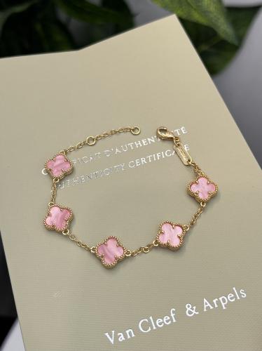 اسوارة van cleef وردي مموج حجم صغير