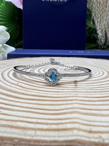 اسوارة سوارفيسكي فضي كرستالة زرقاء .