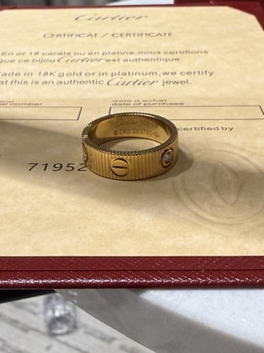 خاتم cartier ذهبي بفصوص