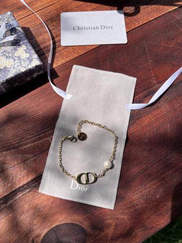 اسوارة Dior ذهبي