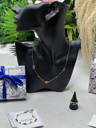 طقم Dior ذهبي