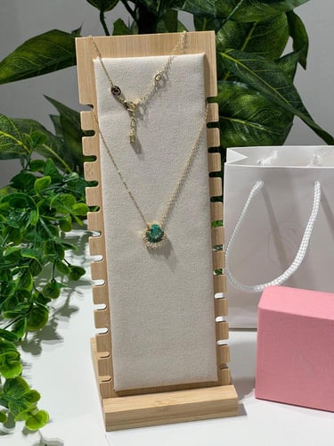 سلسال سوارفيسكي ذهبي بكريستالة خضراء