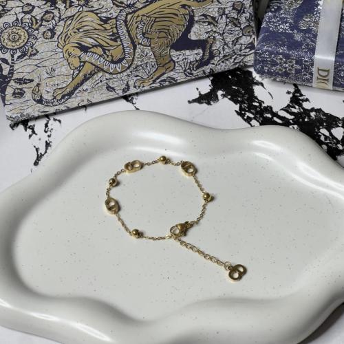 إسوارة Christian Dior ذهبي