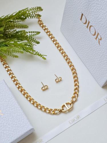 سلسال Dior معدن ذهبي .