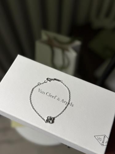 إسوارة Van cleef فضي