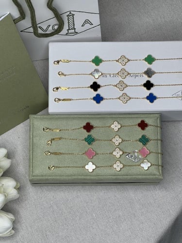 إسوارة Van cleef ذهبي -ملون ( بدون الملحقات )