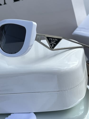 نظارة PRADA المشهورة