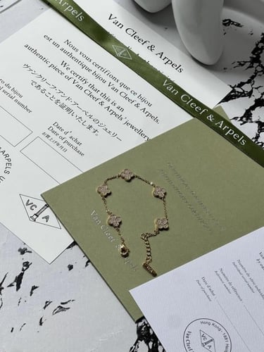 إسوارة Van cleef ذهبي -كرستالات