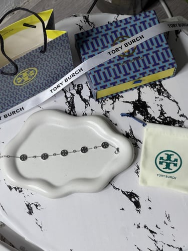 إسوارة TORY BURCH معدن فضي بفصوص