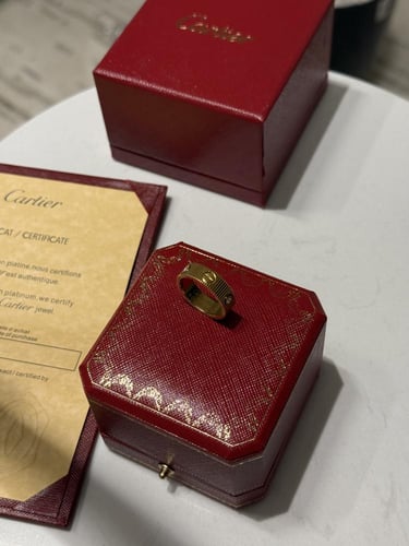 خاتم cartier ذهبي بفصوص
