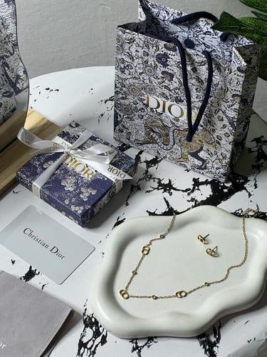 سلسال Dior معدن ذهبي
