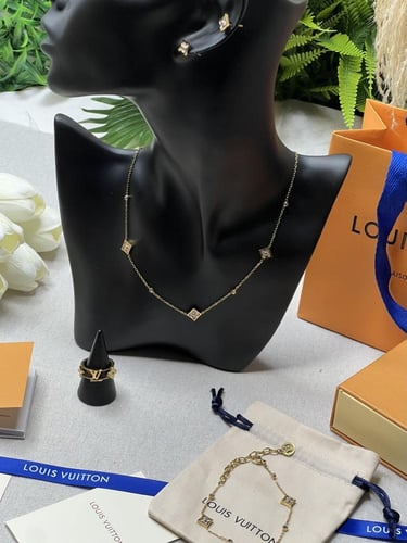 طقم لويس فيتون