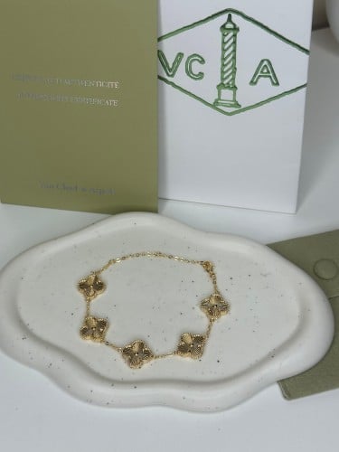 إسوارة Van cleef ذهبي