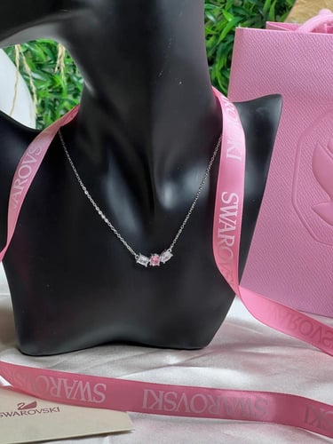 سلسال سوارفيسكي فضي كريستالة وردي