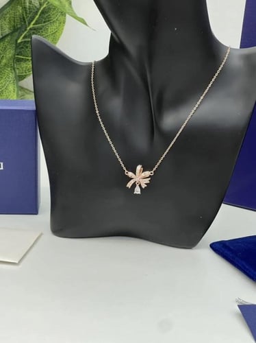 سلسال سوارفيسكي قولد روز كريستالة