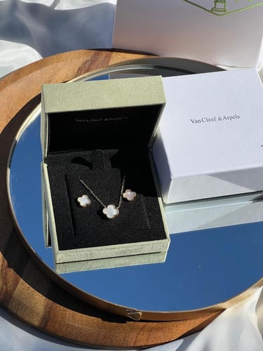 سلسال Van cleef المميز مع حلق