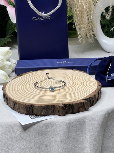 اسوارة سوارفيسكي فضي كرستالة زرقاء .