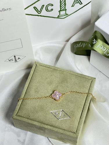 إسوارة Van cleef ذهبي