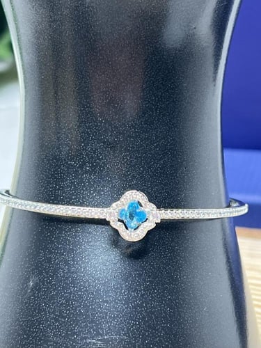 اسوارة سوارفيسكي فضي كرستالة زرقاء .