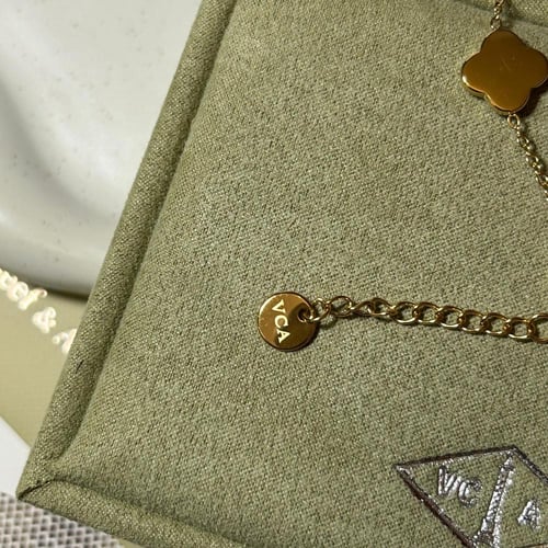 إسوارة Van cleef ذهبي -صدفي