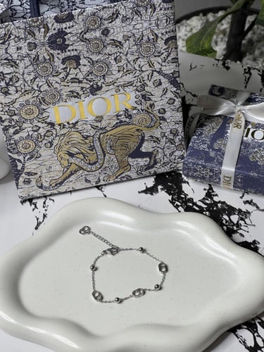 إسوارة Christian Dior فضي