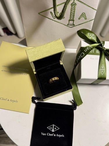 خاتم Van cleef لونين( ذهبي - فضي )