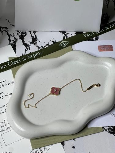 إسوارة Van cleef ذهبي _ وردي