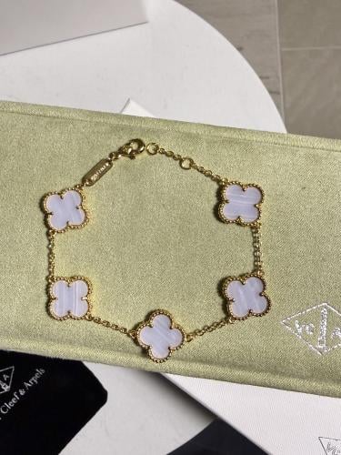 إسوارة Van cleef ذهبي - فيروزي مخطط