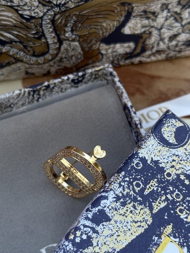 بروش Christian Dior ذهبي