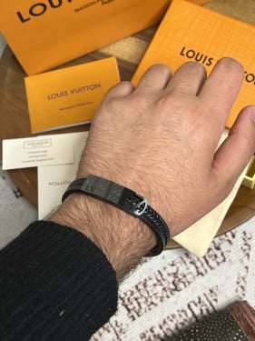 إسوارة LOUIS VUITTON جلد ومعدن ذهبي