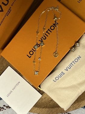 سلسال LOUIS VUITTON ذهبي- لؤلؤي