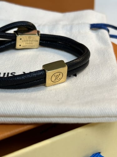 إسوارة LOUIS VUITTON جلد ومعدن ذهبي