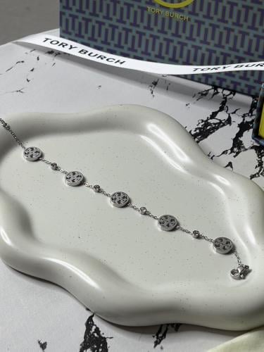 إسوارة TORY BURCH معدن فضي بفصوص