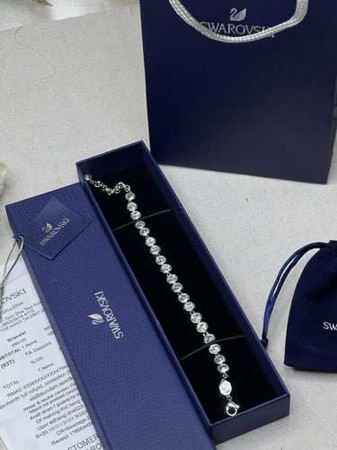 اسوارة سوارفيسكي فضي .