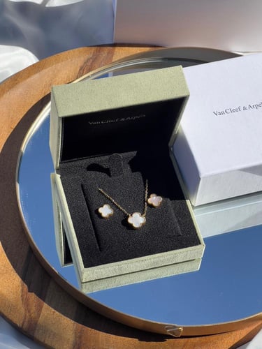 سلسال Van cleef المميز مع حلق