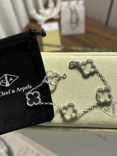 إسوارة Van cleef فضي - شفافه