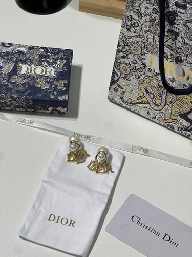 حلق Dior ذهبي