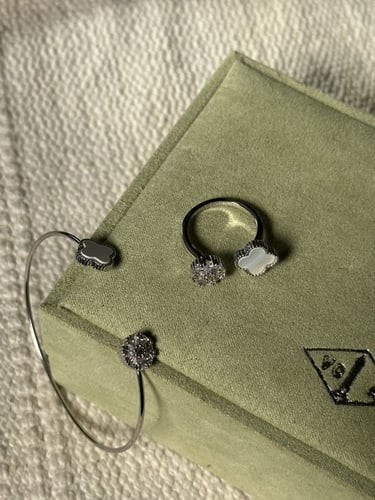 إسوارة Van cleef ذهبي أو فضي