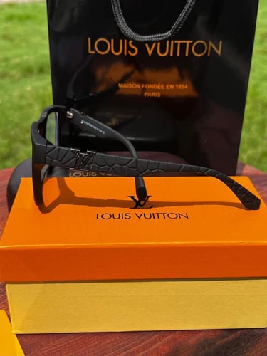 نظارة LOUIS VUITTON- اطار اسود - عدسة شفافه