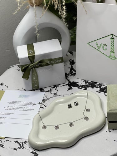 سلسال شوكر Van cleef المميز مع حلق