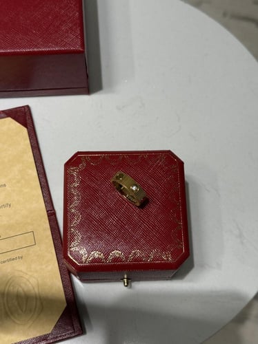 خاتم cartier ذهبي بفصوص