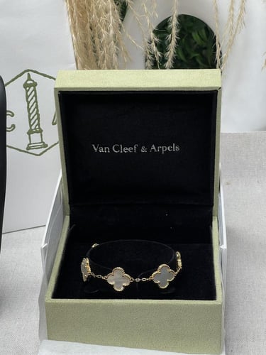 طقم van cleef ذهبي