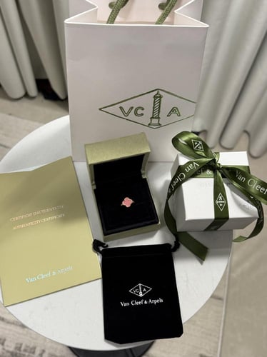 خاتم Van cleef ذهبي - وردي