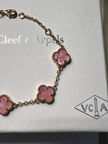 اسوارة van cleef وردي مموج حجم صغير