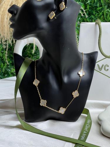 سلسال Van cleefلؤلؤي مع الحلق ( 10 وردات )